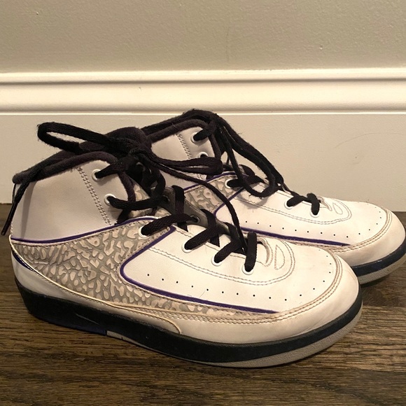 Boys Jordan 2s basketball shoe - Picture 2 of 5